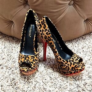 Shoedazzle Leopard 🐆 Print Platform Stilettos with gold embellishments